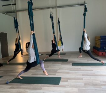 Découvrez les bienfaits du Yoga Fly : le nouveau yoga aérien à essayer absolument