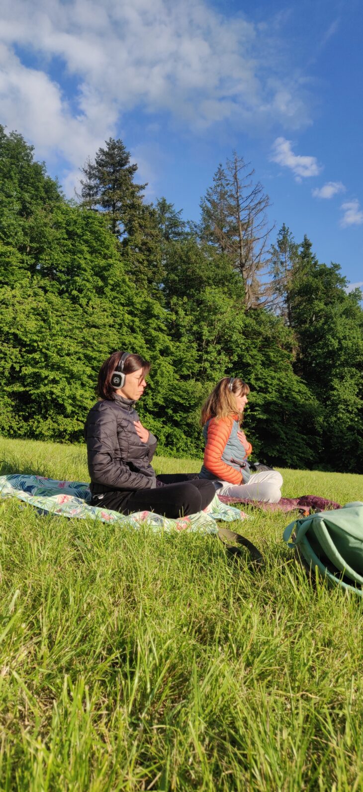 Deux femme en pleines relaxation dans la nature avec de la musiques diffusées grâce à des casques audios