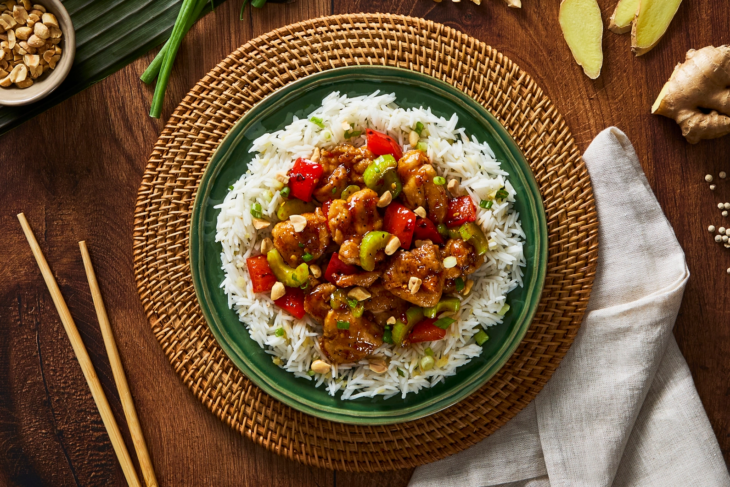 assiette de poulet t kung pao parfumé avec du riz